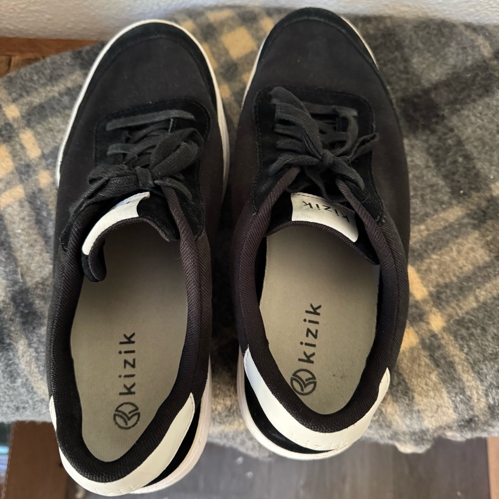 Kizik Prague Hands-Free Sneaker Black White Wide M 11.5 W 13 Athleisure Unisex - Picture 11 of 12